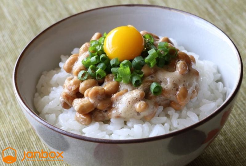 Natto-an-voi-com-trang-va-trung-song