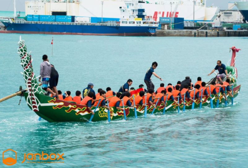 Dragon-boat-races-at-the-Naha-Hari-Festival