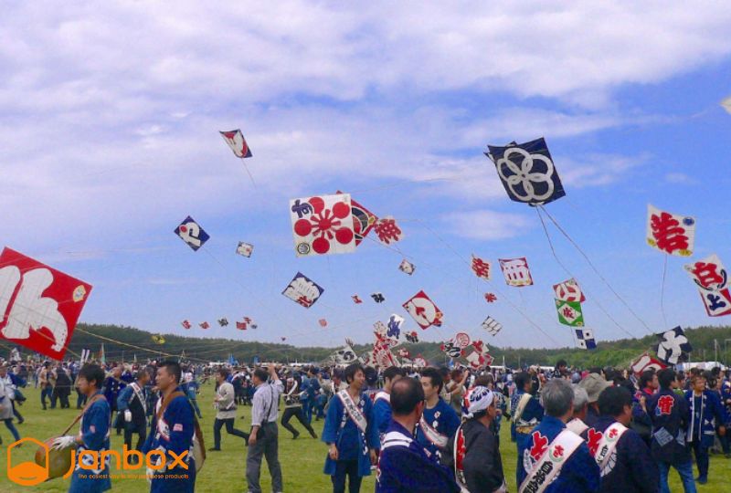 Soaring-kites-at-the-Hamamatsu-Festival