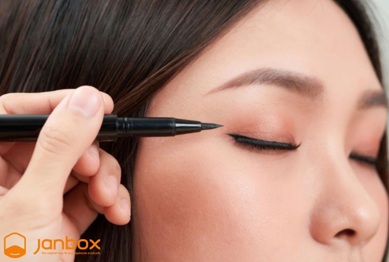 Japanese-eyeliner-is-a-model-of-precision-and-control