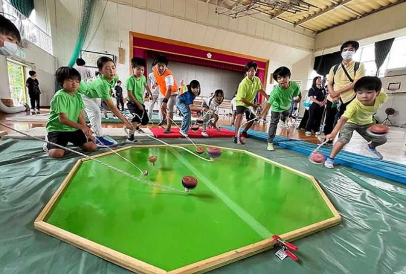 How-Japanese-Koma-Spinning-Tops-Work